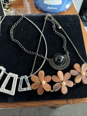 Source Unknown Brown Wood Flower and Black Mixed Metal Necklace Set
